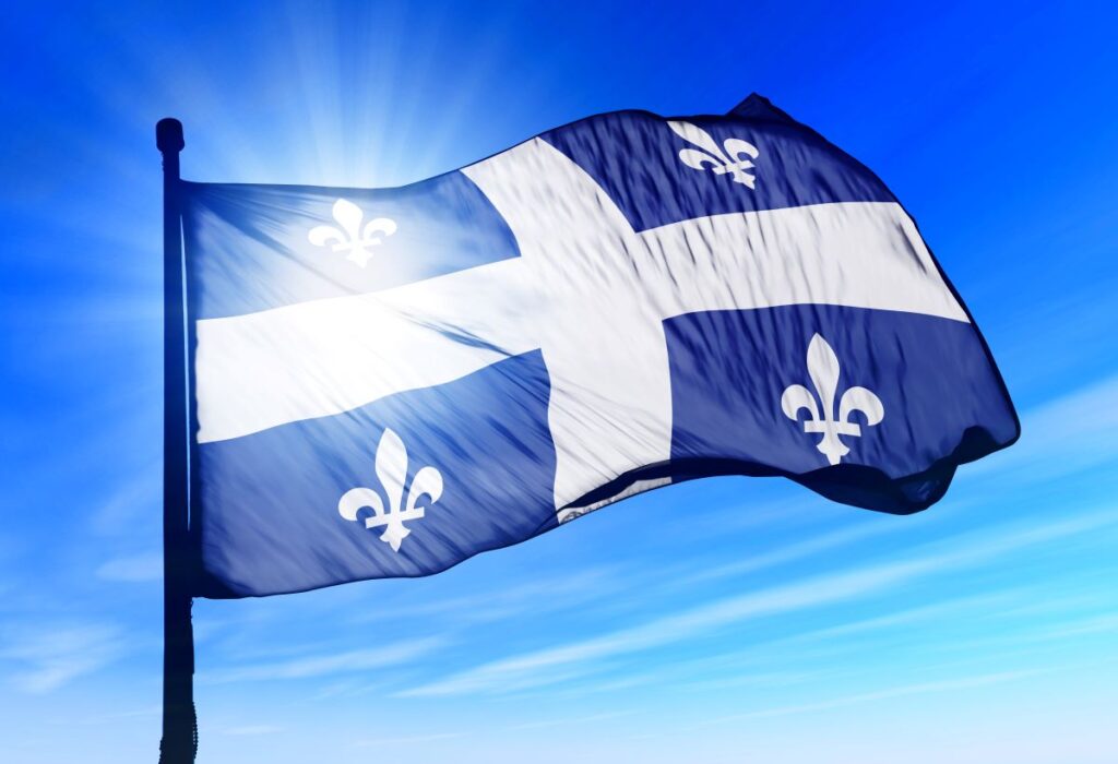 Le drapeau du Québec flottant au vent pour transmettre l'idée de résidence permanente au Québec.