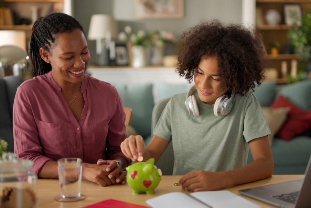 Une mère et son fils reçoivent l'Allocation Famille 2025 au Québec