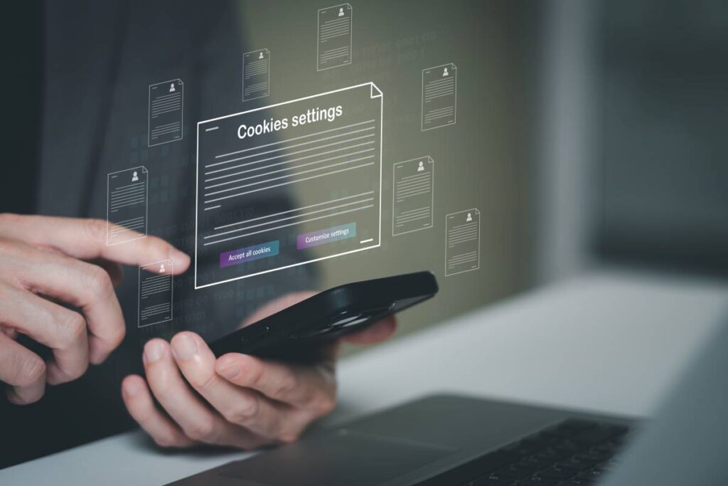 Une personne configure les paramètres de cookies sur son téléphone, illustrant l’importance de bien comprendre la politique de confidentialité en ligne.