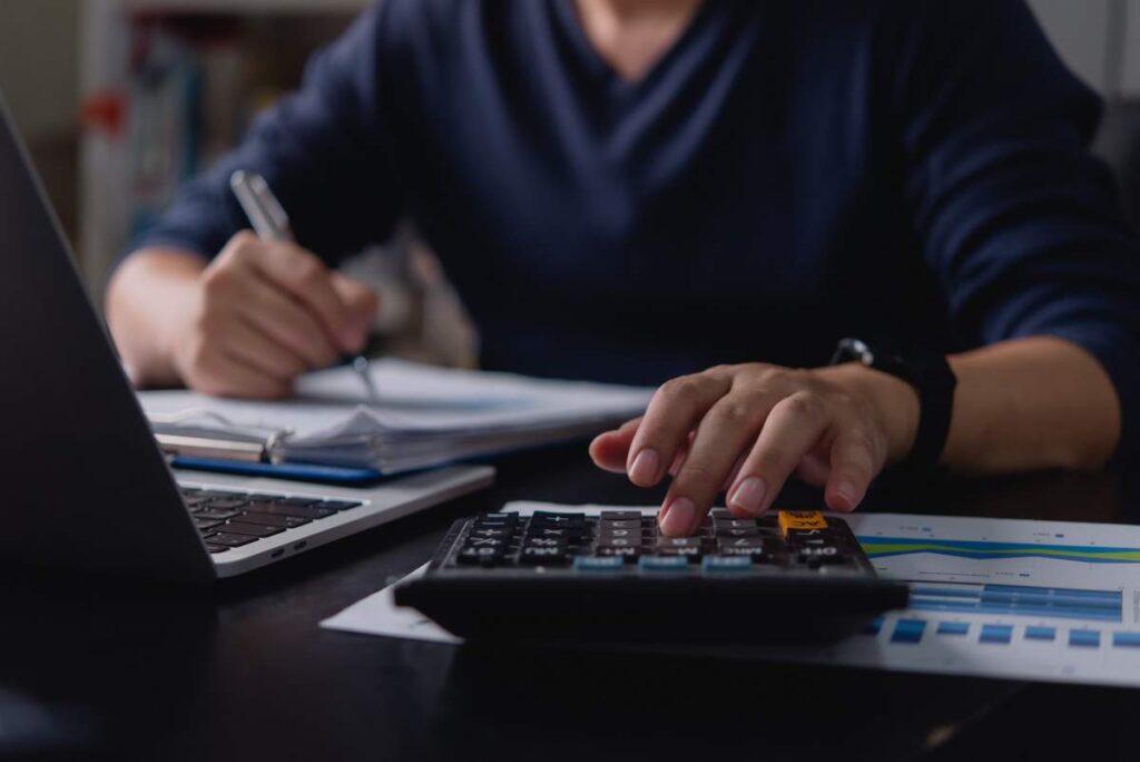 Contactez Revenu Québec et l'ARC pour des questions relatives à vos impôts.